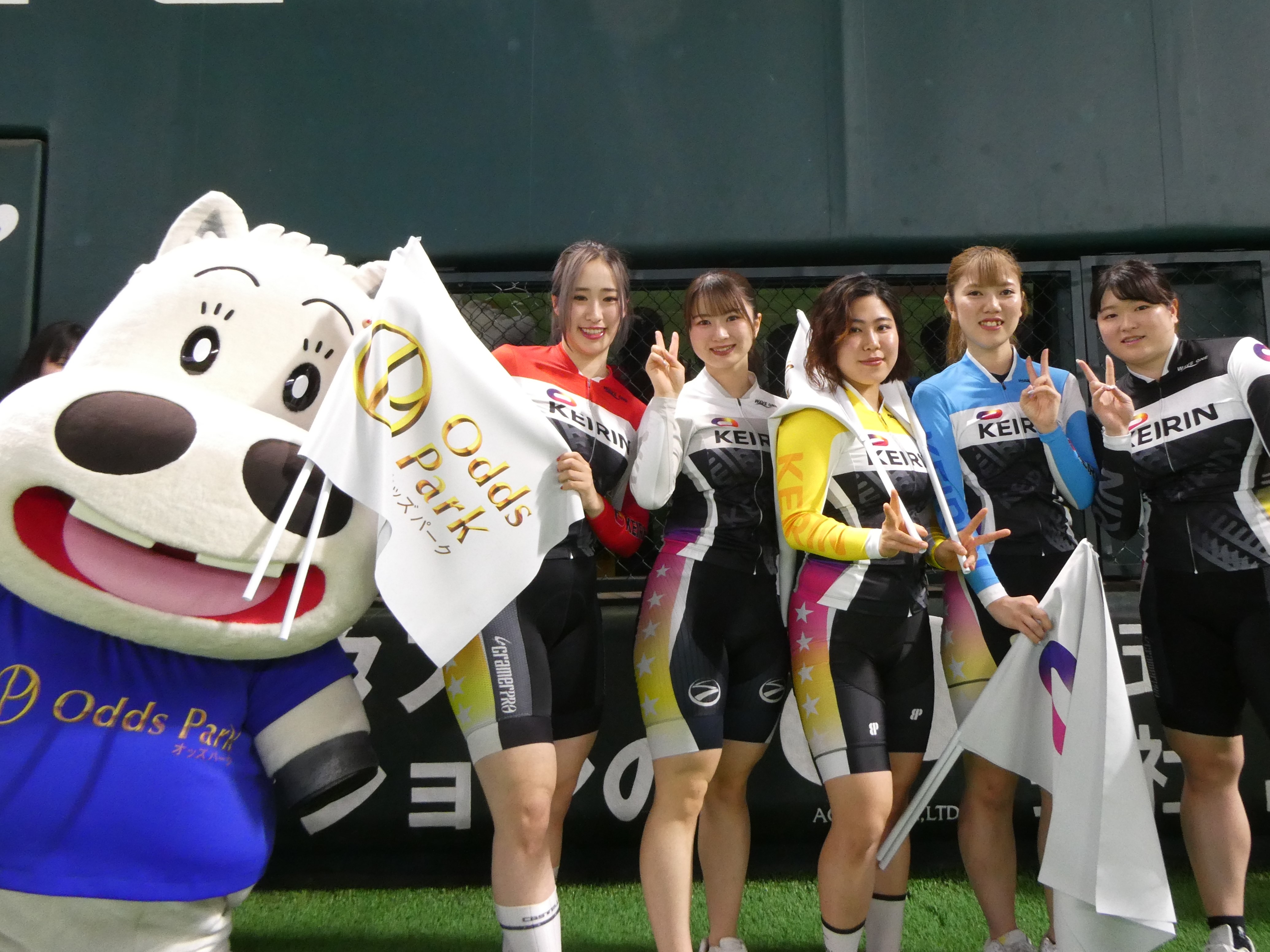 画像?B（イニング間_選手5人+マキバオーの集合写真）.JPG