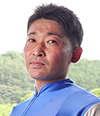 小　松　　丈　二
